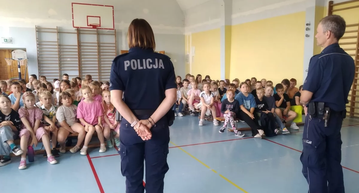 Na zdjęciu: policjanci odwiedzili dzieci w szkole w Gomunicach, żeby porozmawiać z nimi o zbliżających się wakacjach, fot. Publiczna Szkoła Podstawowa w Gomunicach