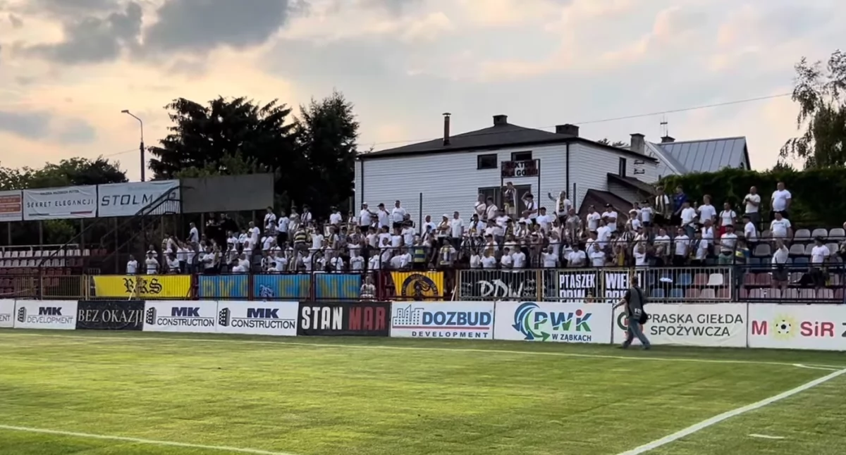  Na zdjęciu: Około 150 kibiców z Radomska dopingowało piłkarzy RKS-u, YouTube.com/FanSceneEU/zrzut ekranu