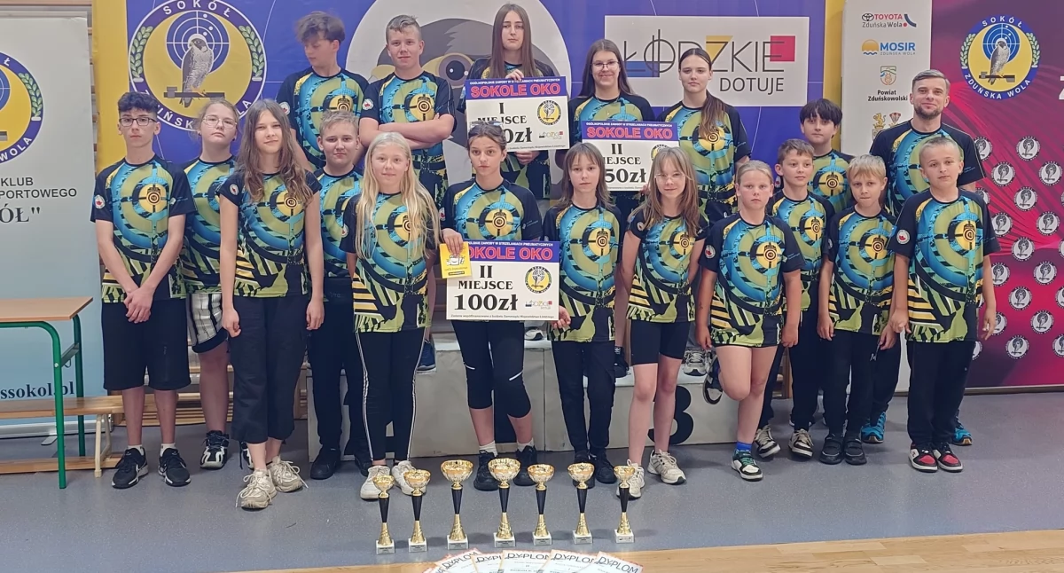 Na zdjęciu: Liczne trofea drużyny 10-tki, fot. Facebook/Okręgowy Klub Strzelectwa Sportowego 