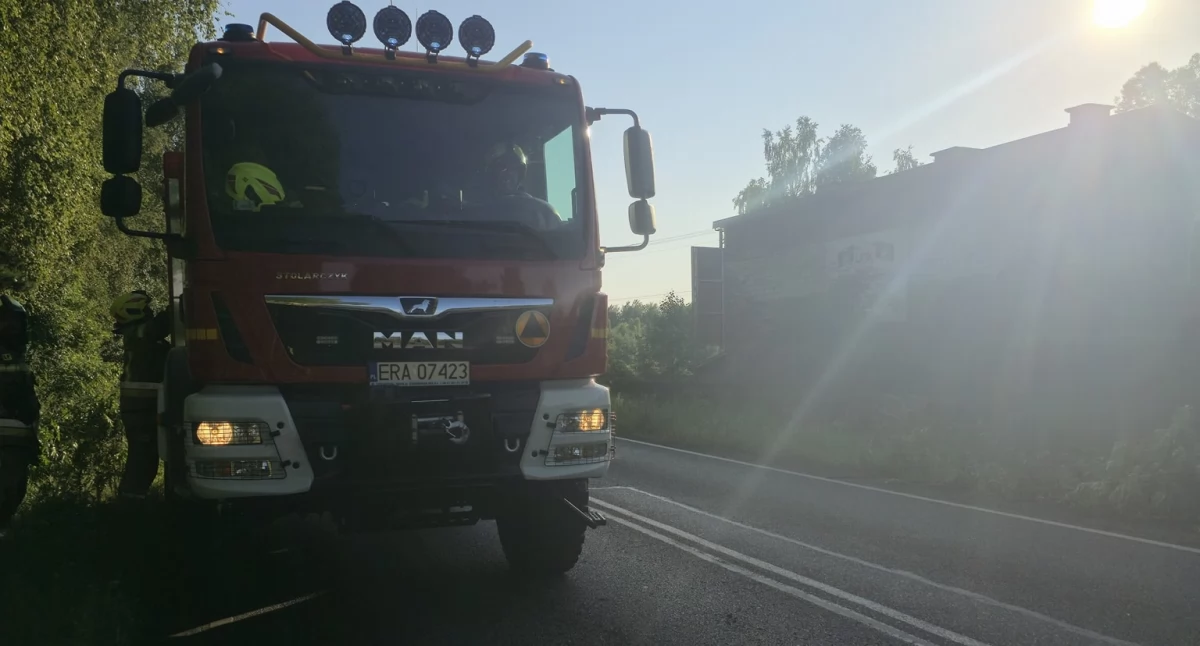 Na zdjęciu: Strażacy z Kamieńska usuwali konar dzisiaj rano, fot. Facebook/OSP KRSG Kamieńsk