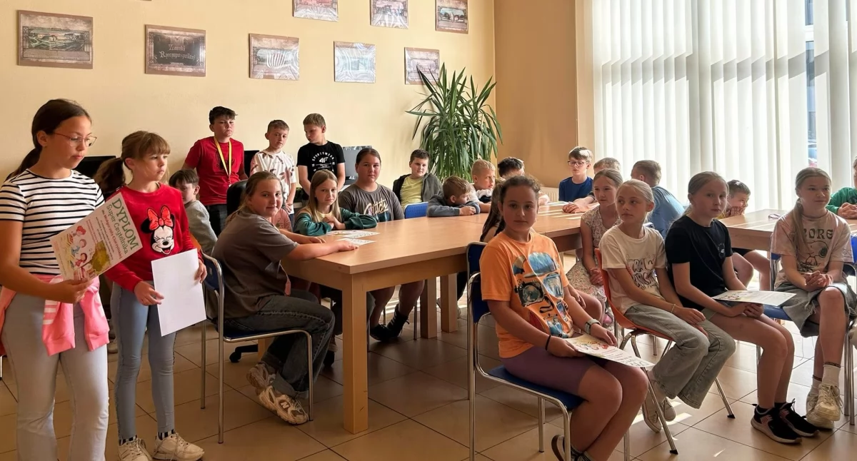 Na zdjęciu: czytelniczki i czytelnicy Gminnej Biblioteki otrzymali dyplomy, fot. Gminna Biblioteka Publiczna w Strzelcach Małych