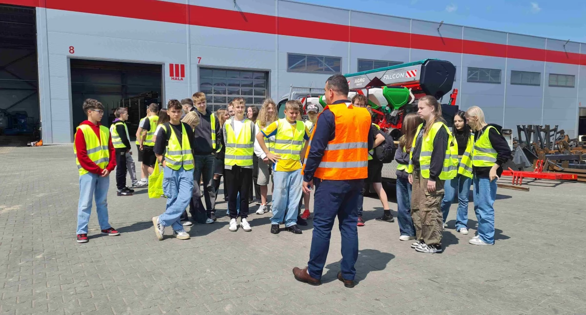 Edukacja, Uczniowie Dobryszyc odwiedzają lokalne firmy Szukają zawodowych inspiracji - zdjęcie, fotografia