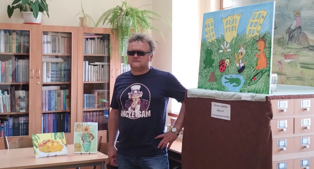 Na zdjęciu: Łukasza Czuryłło z wystawą w Bibliotece w Przedborzu, fot. Miejska Biblioteka Publiczna im. Marii Konopnickiej w Przedborzu