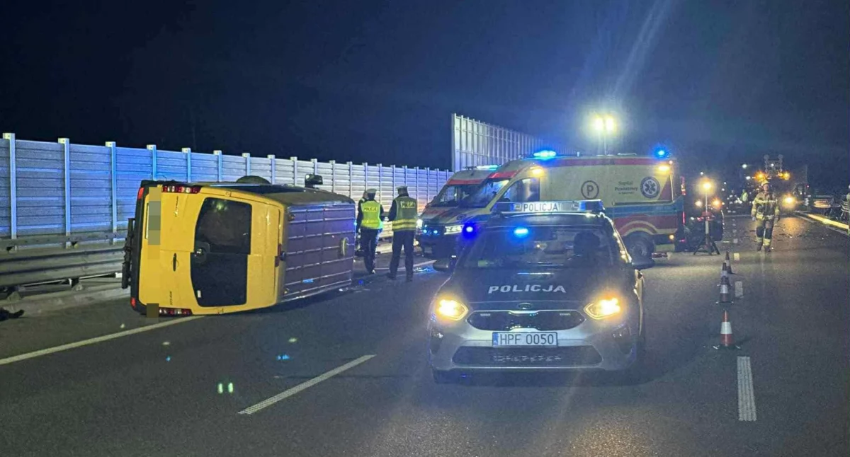 Na zdjęciu: Do wypadku doszło na wysokości Szczepocic Rządowych, fot. Facebook/Raporty Drogowe Autostrada A1, KPP Radomsko, KP PSP Radomsko