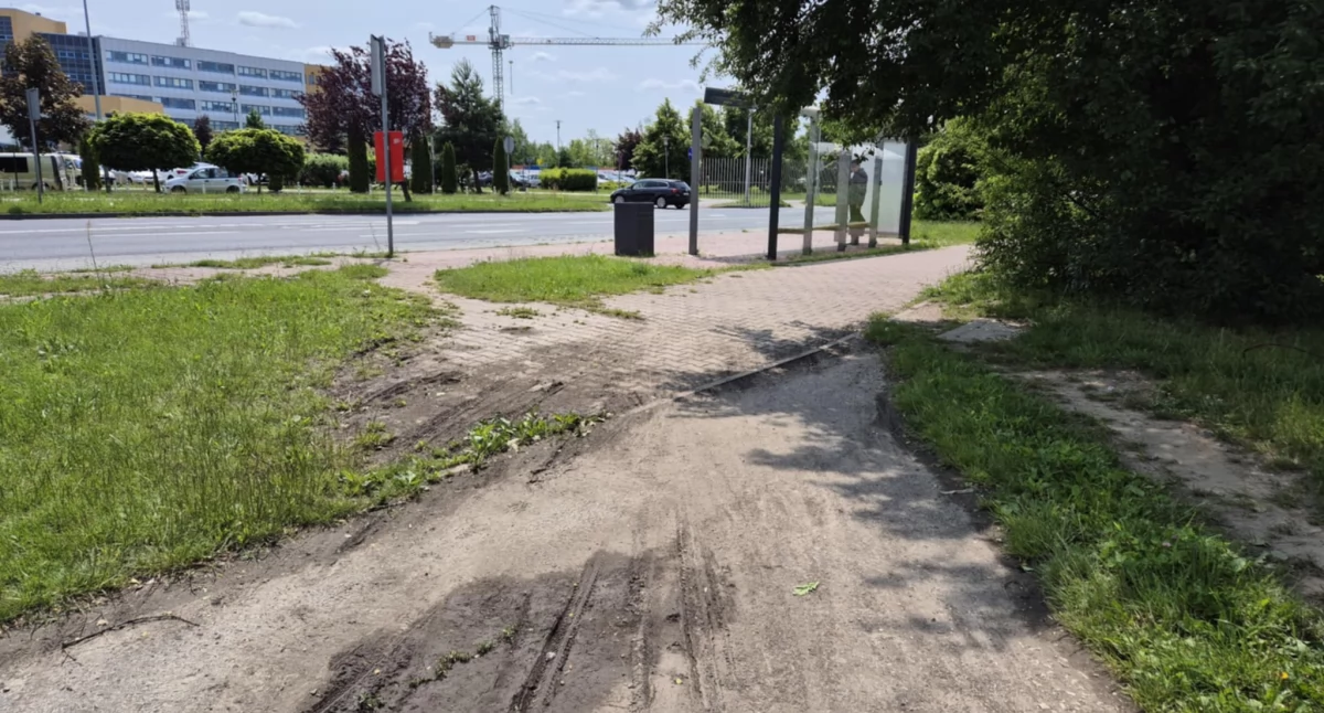Na zdjęciu: Chodnik asfaltowy łączący chodnik z przystankiem autobusowym
