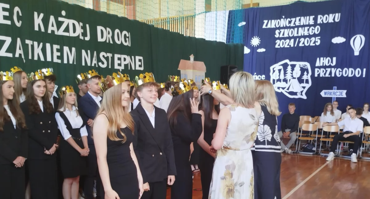 Na zdjęciu: ósmoklasiści z kamieńszczańskiej podstawówki w dniu ich pożegnania ze szkołą, fot. Publiczna Szkoła Podstawowa im. Jana Pawła II w Kamieńsku 