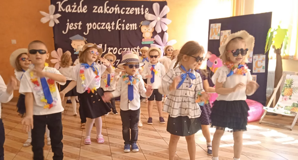 Na zdjęciu: dzieci z przedszkola w Przedborzu podczas występów, fot. Urząd Miejski w Przedborzu