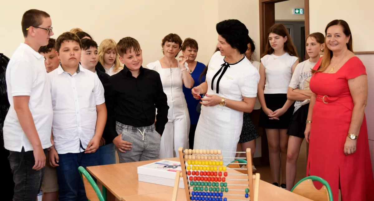 Na zdjęciu: uczniowie, wójt gminy i dyrektor szkoły podczas otwarcia ekopracowni, fot. Urząd Gminy Masłowice