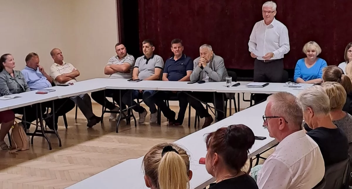 Na zdjęciu: uczestnicy spotkania oraz wójt Mirosław Ociepa , fot. Gmina Żytno