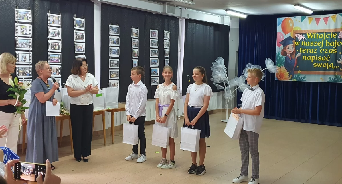 Na zdjęciu: uroczyste zakończenie roku szkolnego w Kodrębie, fot. Publiczna Szkoła Podstawowa w Kodrębie