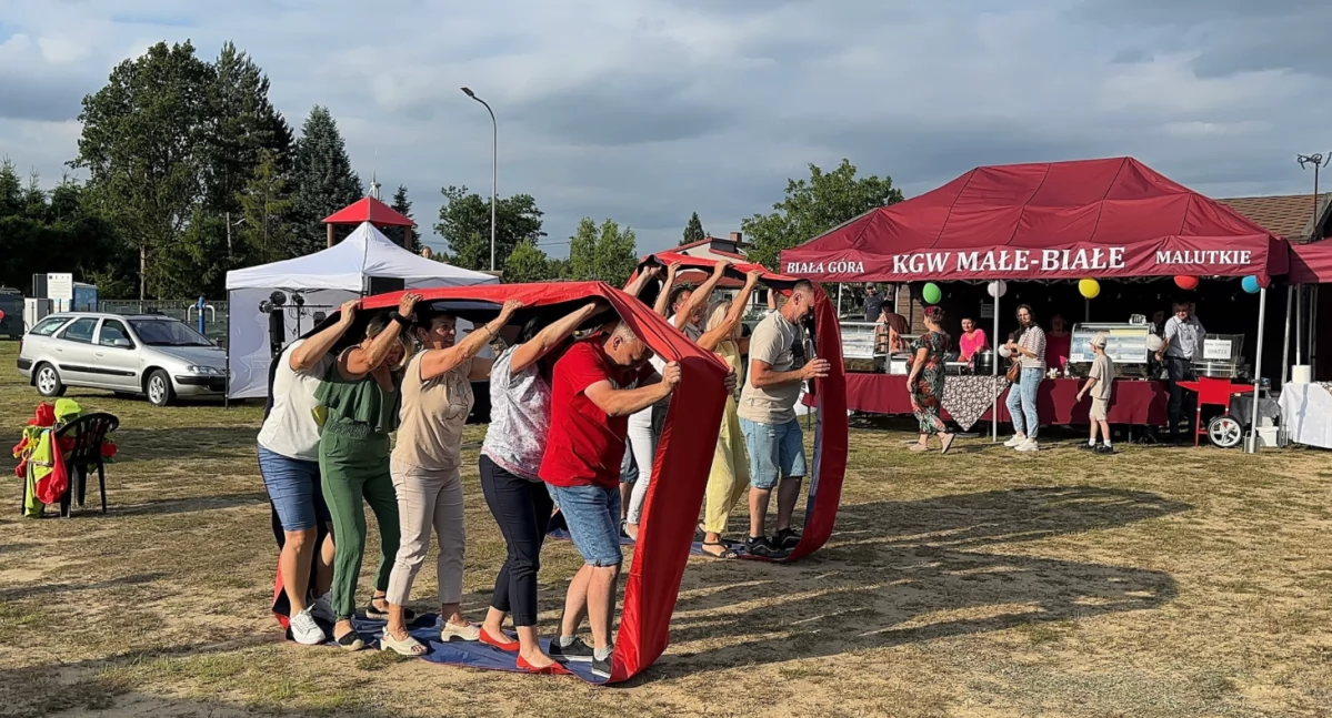 Na zdjęciu: uczestnicy pikniku podczas jednej z zabaw przygotowanej przez organizatorów 