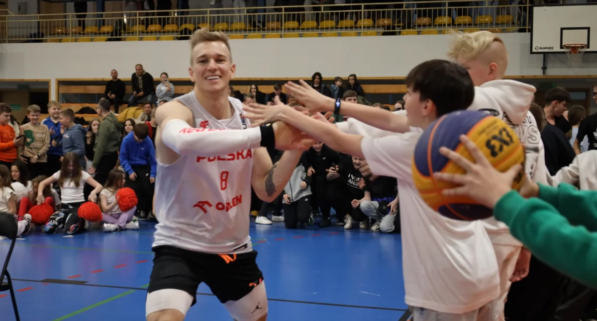Na zdjęciu Piotr Grabo Grabowski na spotkaniu z radomszczańskimi uczniami, kwiecień 2024, fot. radomsko.pl