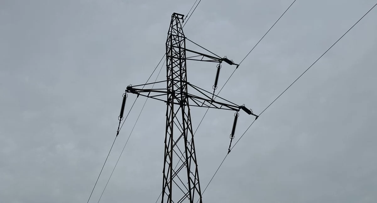 Na zdjęciu: słup elektryczny w Radomsku; przedstawiamy informacje, gdzie w okolicy zaplanowano przerwy w dostawie energii elektrycznej