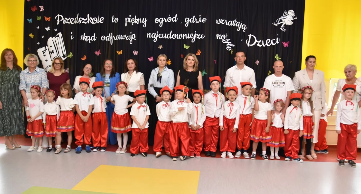 Na zdjęciu: przedszkolaki z Kamieńska podczas uroczystego zakończenia roku (przed)szkolengego, fot. strona Gminy Kamieńsk 