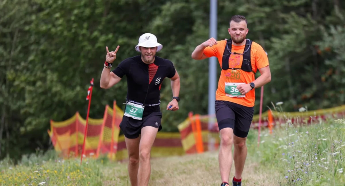 Na zdjęciu: biegacze mierzą się ze sobą w sportowej rywalizacji na Górze Kamieńskiej w powiecie radomszczańskim, fot. Urząd Gminy Kamieńsk