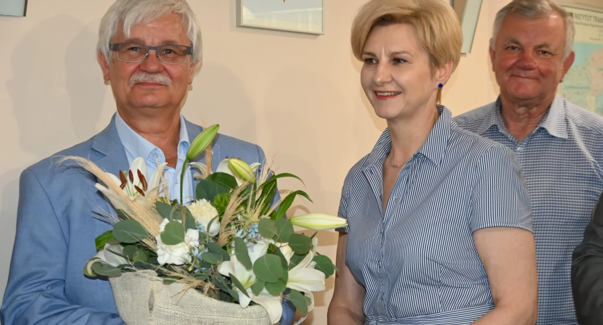 Na zdjęciu: Doktor Jerzy Skwira (pierwszy z lewej) po raz drugi wygrał konkurs, fot. Facebook/Powiat Radomszczański