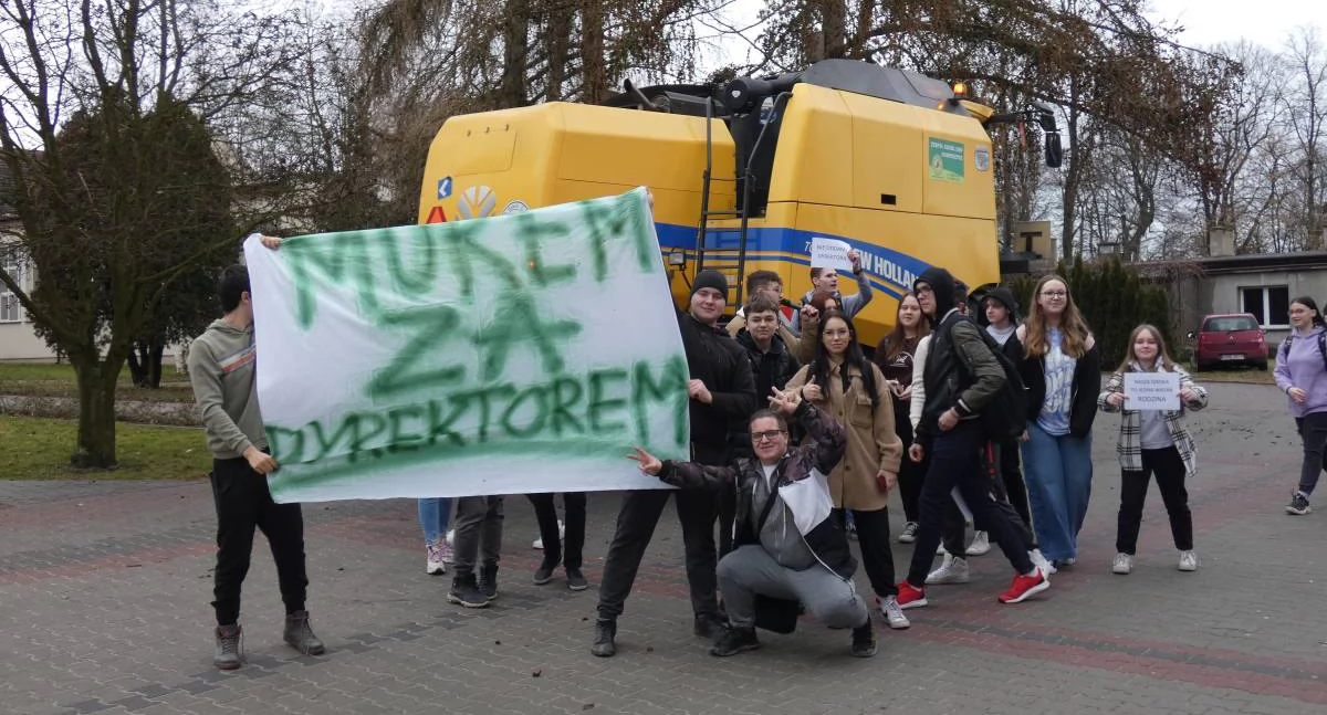 Na zdjęciu: Po zwolnieniu Olejnika w 2023 był protest, tym razem uczniowie  zostali w klasach