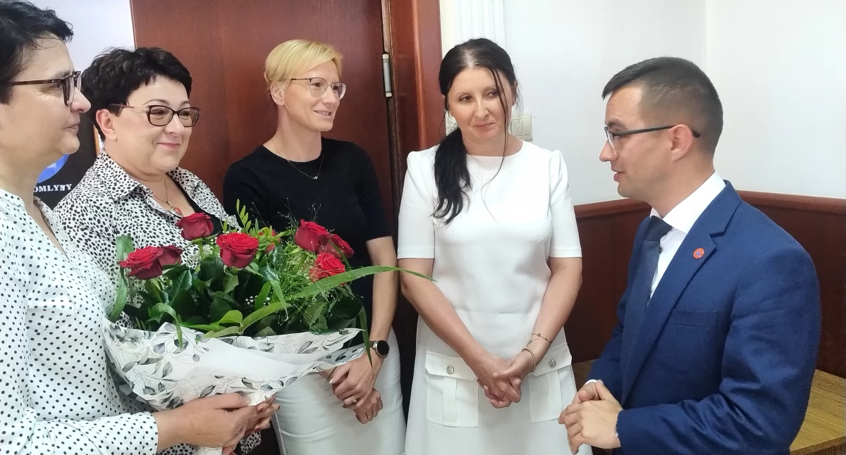 Na zdjęciu: Wójt Gminy Wielgomłyny Marcin Tomczyk przyjmujący gratulacje po głosowaniu w sprawie wotum zaufania i absolutoroium, fot. Gmina Wielogmłyny