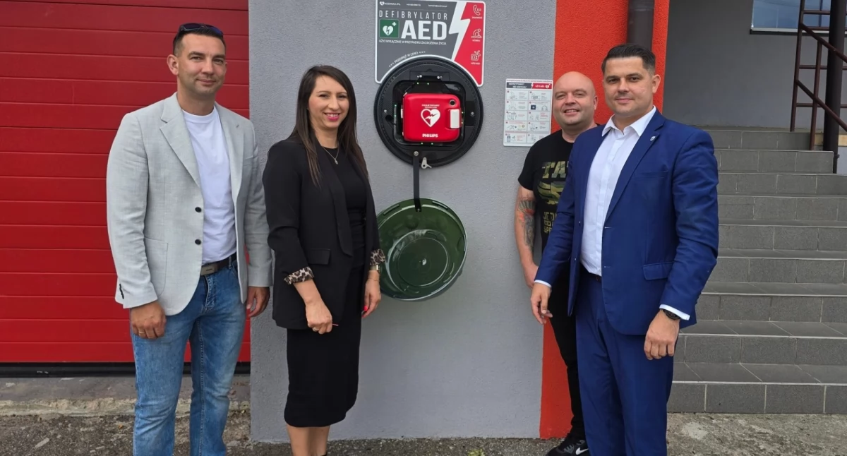 Na zdjęciu: AED na budynku OSP w Gorzędowie; to wspólna inicjatywa Urzędu Miejskiego i radnych: wiceprzewodniczącego Rady Miejskiej Marcina Ozgi oraz radnych z sołectwa Gorzędów Emilii Kułak oraz Krzysztofa Krawczyka, fot. Urząd Gminy Kamieńsk
