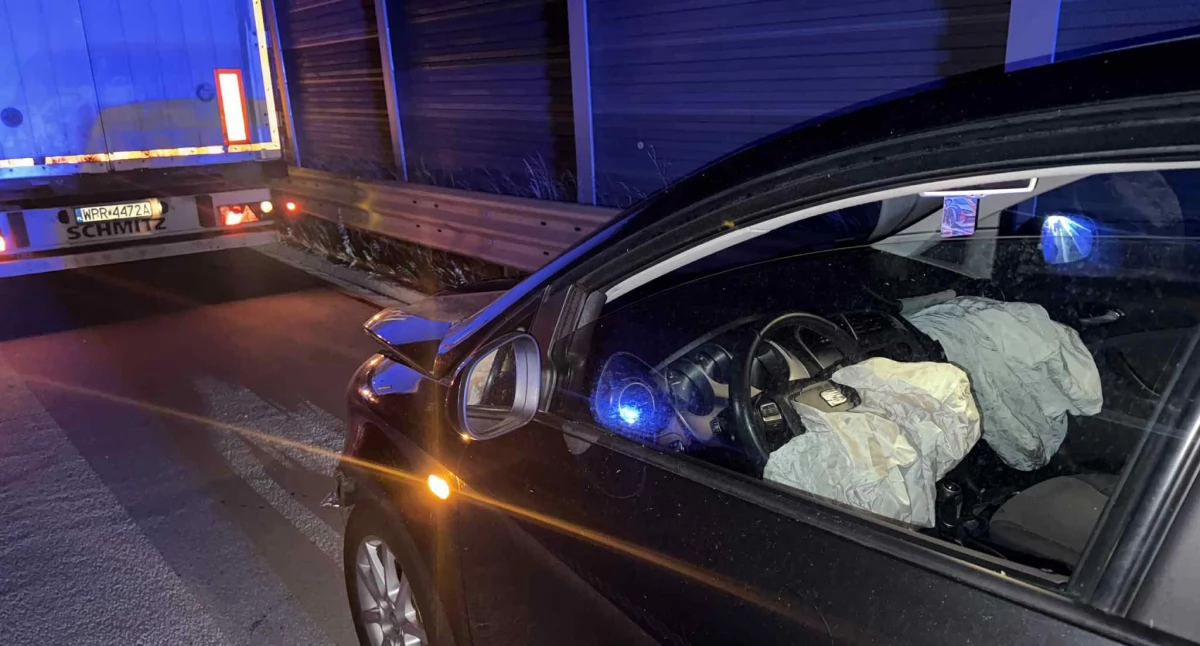 Na zdjęciu: Kolizję spowodował pijany kierowca, fot. Facebook/Raporty Drogowe Autostrada A1