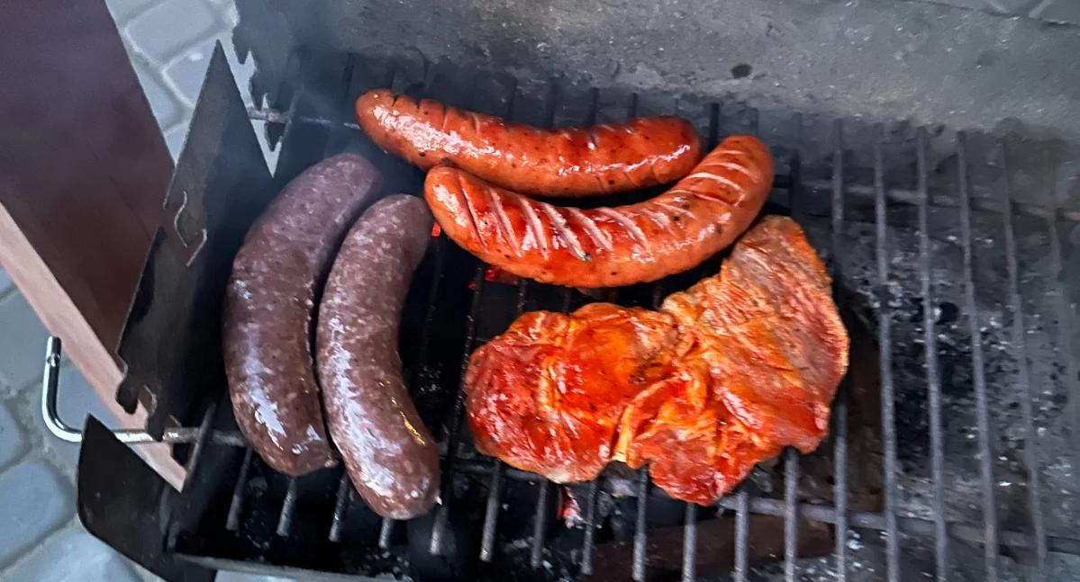 Na zdjęciu: grillowanie to jedna z bardziej ulubionych form spędzania wolnego czasu
