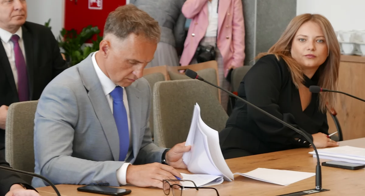 Na zdjęciu: Rafał Dębski pomaga mieszkańcom Bartodziej