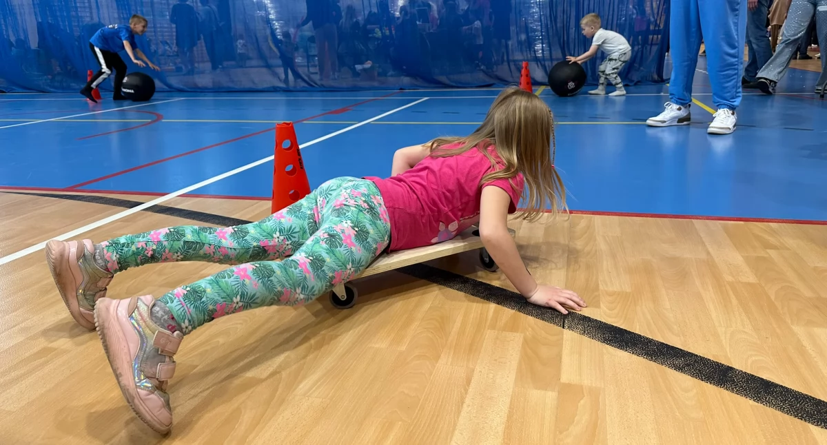Na zdjęciu: W hali powiatowej organizowane są zajęcia sportowe dla dzieci, np. z okazji Dnia Dziecka, fot. Facebook/Powiatowa Hala Sportowa