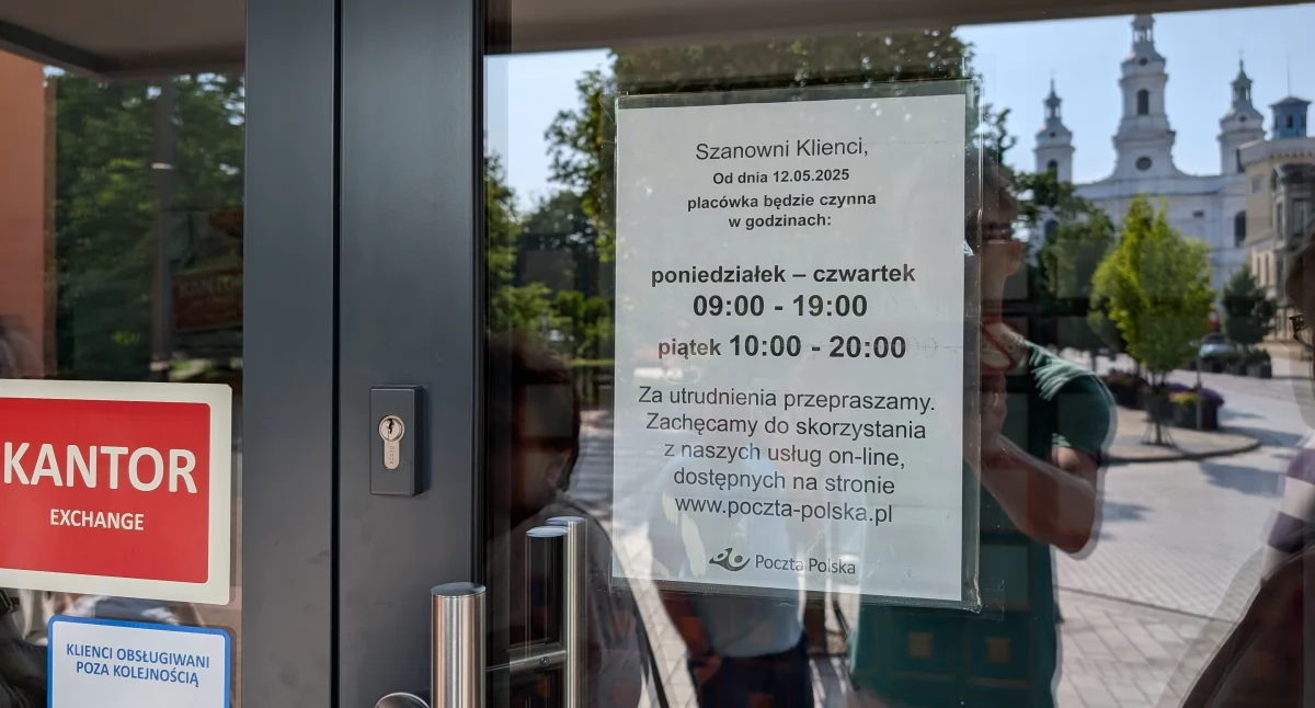 Na zdjęciu: Naczelniczka wyjaśnia, kolejki są tylko rano
