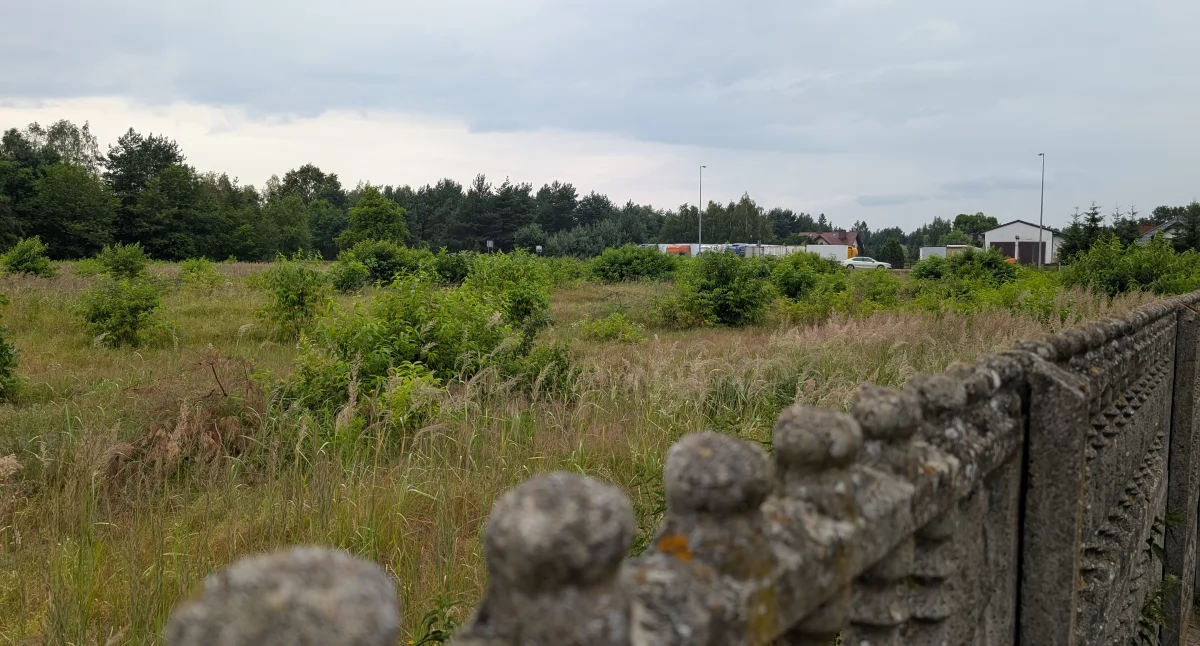 Na zdjęciu: za tym płotem, na ten działce, ma powstać nowy budynek