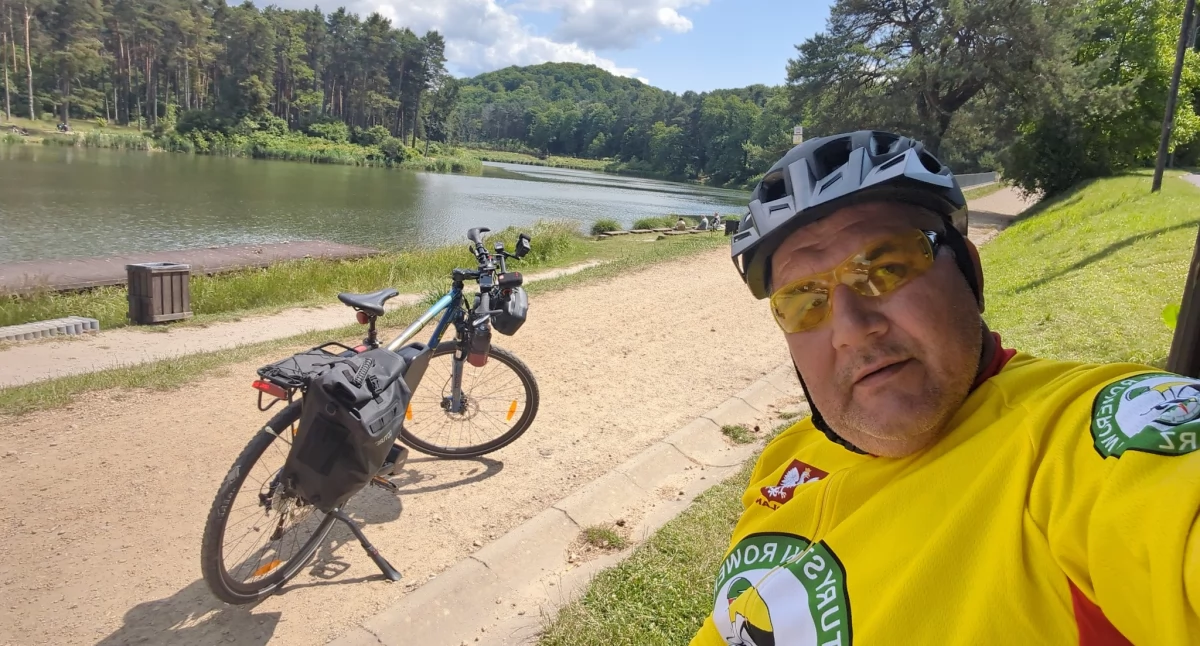 Na zdjęciu: Marcin Bielecki objeżdża Polskę, fot. Facebook/Marcin Bielecki