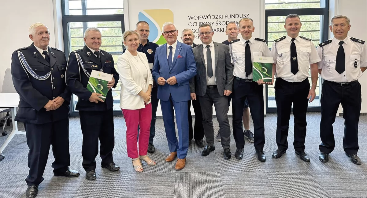 Na zdjęciu: Podpisywanie umów OSP w 2024 roku: Z-ca Prezesa Zarządu Jerzy Kaczmarek, Kierownik Zespołu Inwestycyjnego i Nieinwestycyjnego Małgorzata Skupińska oraz Strażacy OSP z województwa łódzkiego 