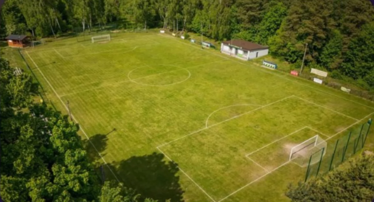 Na zdjęciu: boisko sportowe z lotu ptaka, fot. Facebook / Ludowy Klub Sportowy ZAPAŁ Krzętów