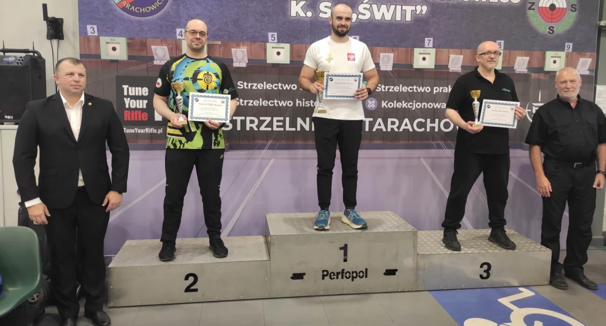 Na zdjęciu: zawodnicy 10-tki na podium, fot. Facebook/Klub Strzelecki 10-tka