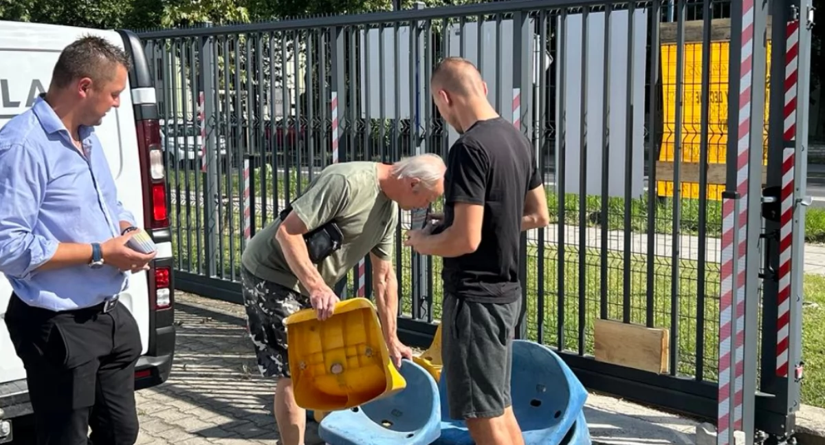 Na zdjęciu kibice kupujący krzesełka, z lewej prezes RKS Radomsko Łukasz Dryja