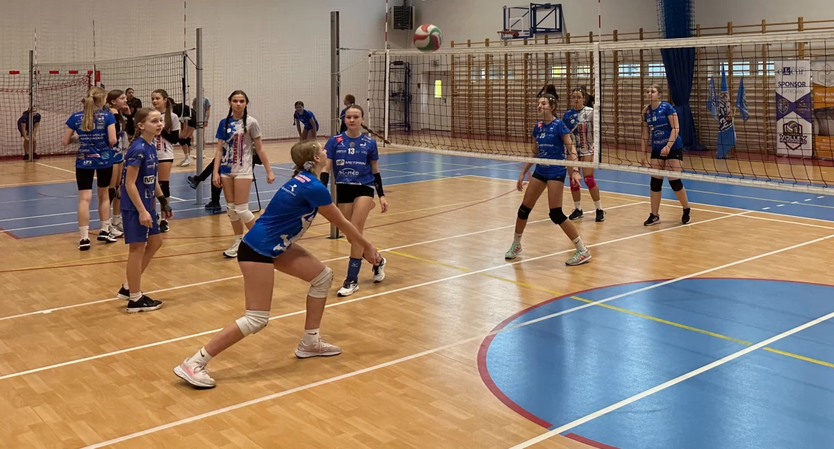 Na zdjęciu: trening drużyny dziewcząt Klubu Sportowego Volley Radomsko na Powiatowej Hali Sportowej