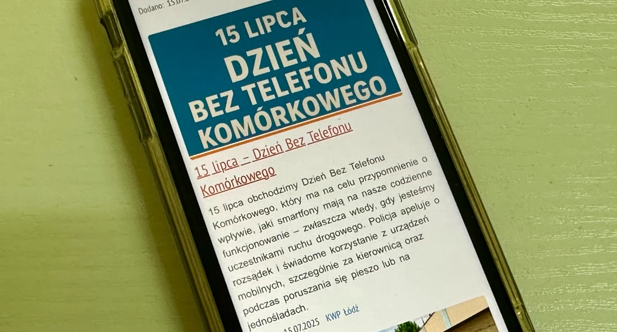 Na zdjęciu: policjanci z Komendy Wojewódzkiej Policji przypominają, że telefon w ruchu drogowym może też być zagrożeniem