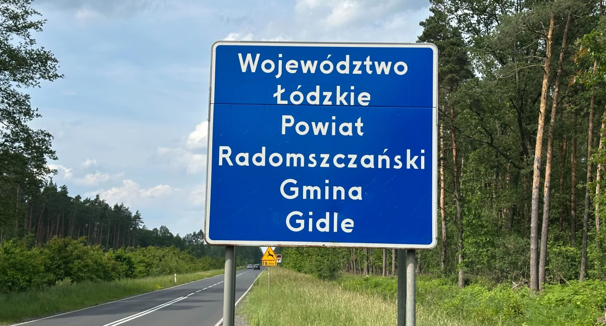 Na zdjęciu: tablica informująca przy DK91, wjazd do gminy Gidle, powiatu radomszczańskiego i województwa łódzkiego