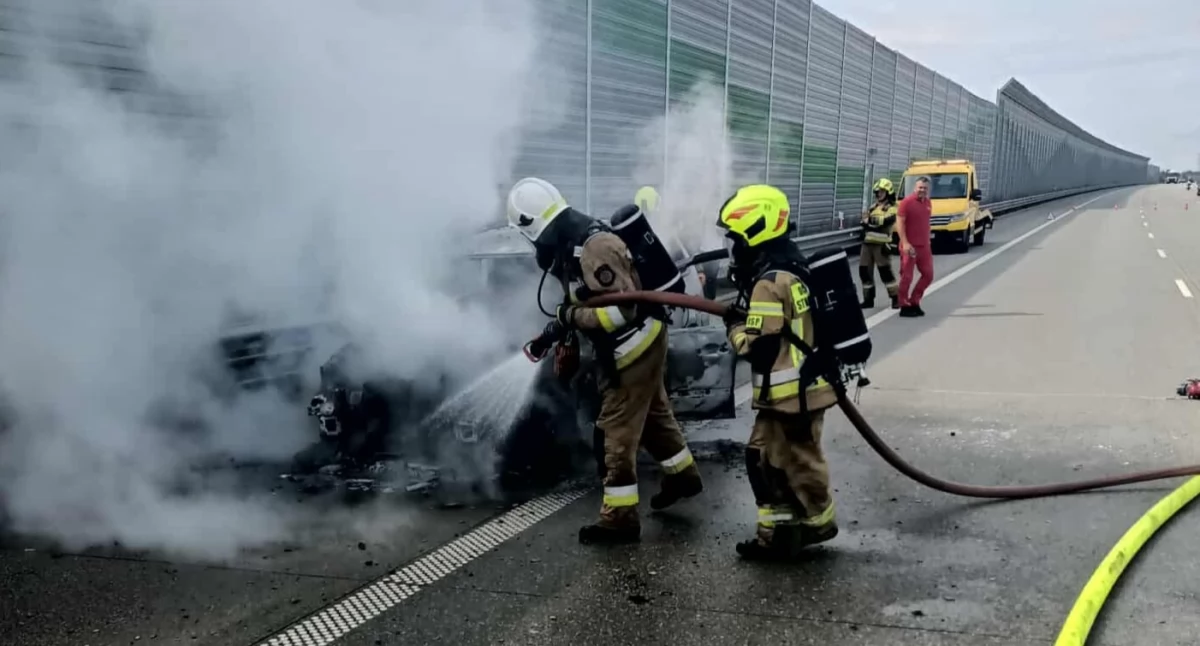 Na zdjęciu: pożar samochodu na autostradzie w gminie Kamieńsk, fot. Facebook/KSRG OSP Kamieńsk