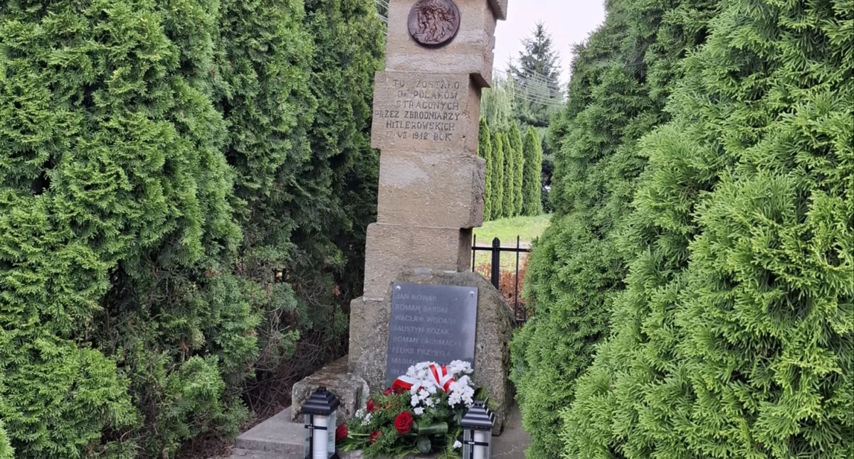 Na zdjęciu: obelisk, przy którym uczczono pamięć zamordowanych w czasie II wojny światowej w Dmeninie, fot. Gmina Kodrąb 