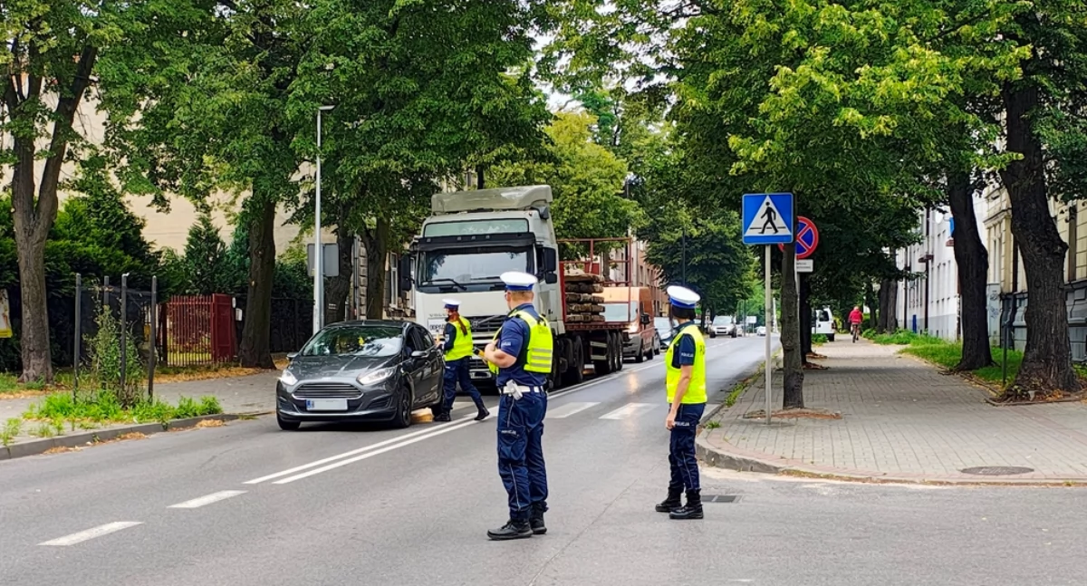 Na zdjęciu: policjanci z radomszczańskiej komendy prowadzą badania trzeźwości na ulicy Kościuszki w Radomsku, fot. KPP Radomsko