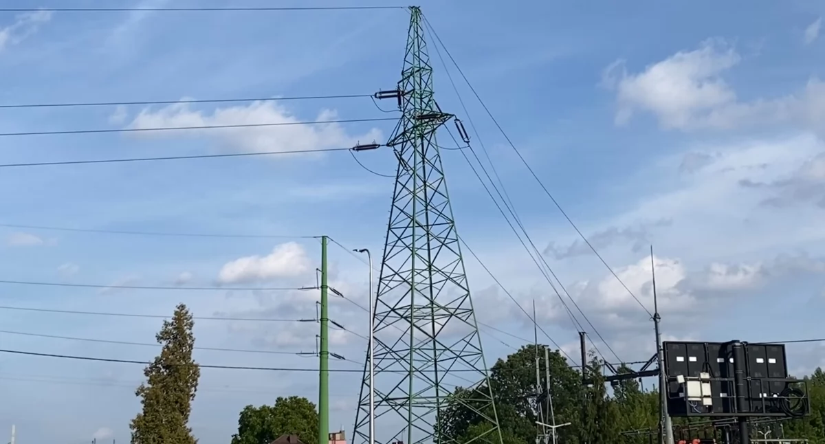 Na zdjęciu: słupy elektryczne w Radomsku; artykuł przedstawia informacje, gdzie w mieście i gminach powiatu radomszczańskiego zaplanowano przerwy w dostarczaniu energii elektrycznej