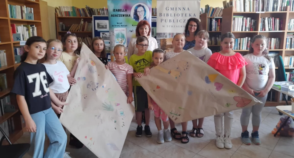 Na zdjęciu: dzieci uczestniczące w warsztatach w bibliotece, fot. facebook/Gminna Biblioteka Publiczna w Strzałkowie