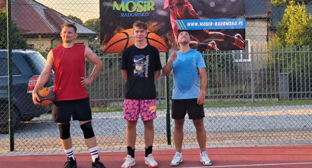 Na zdjęciu: drużyna rywalizująca w tegorocznej edycji Wakacyjnej Ligi Koszykówki 3x3, fot. MOSiR w Radomsku