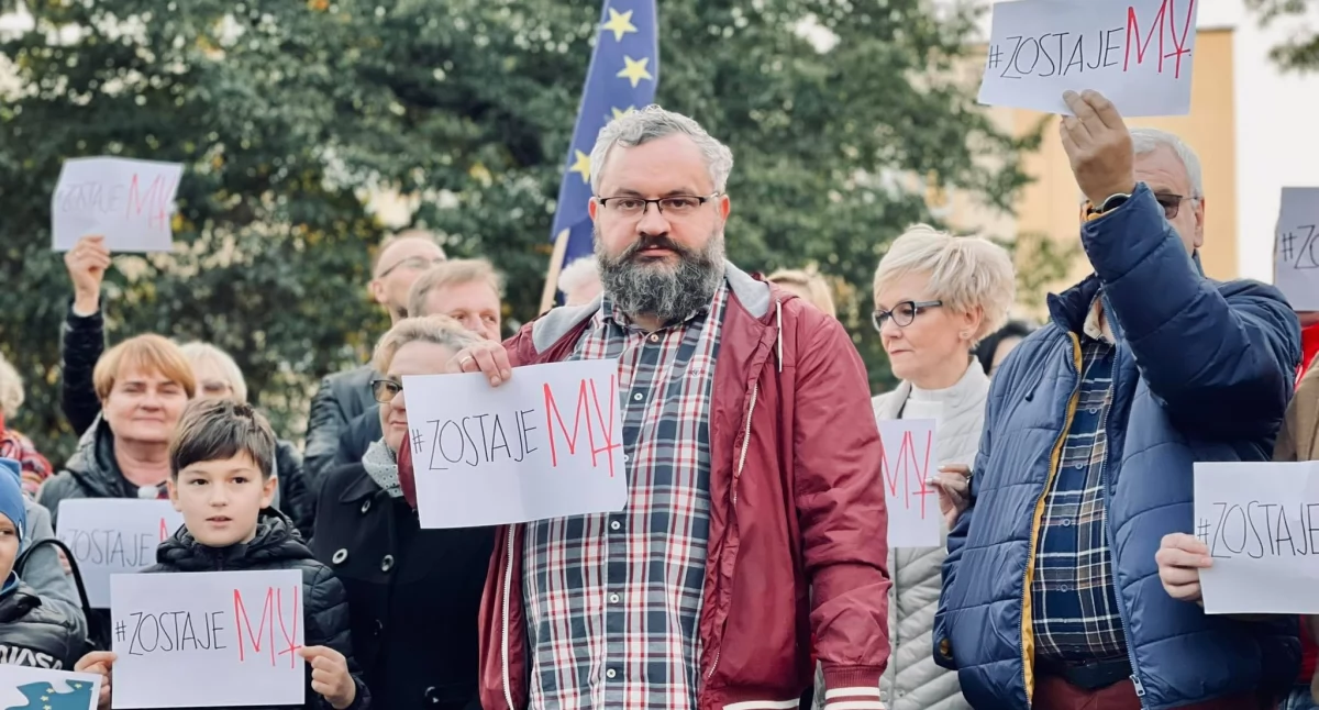 Na zdjęciu: Paweł Grzywacz (w środku)