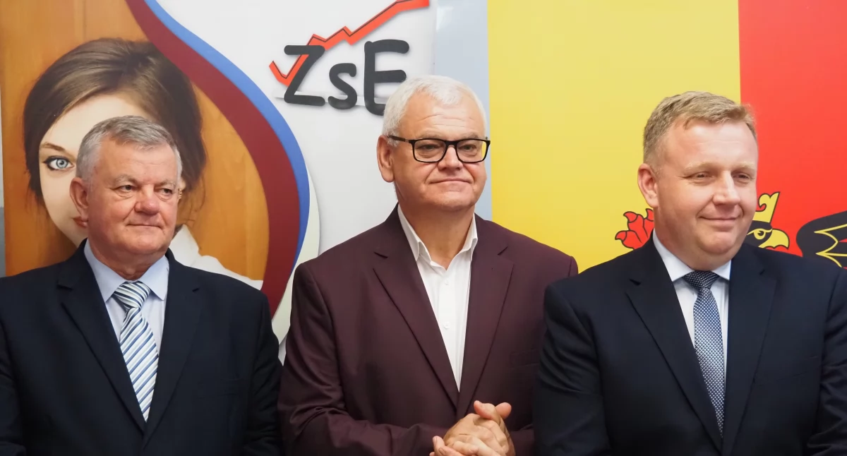 Na zdjęciu członkowie zarząd powiatu Waldemar Zasada i Wojciech Ślusarczyk oraz starosta Łukasz Więcek