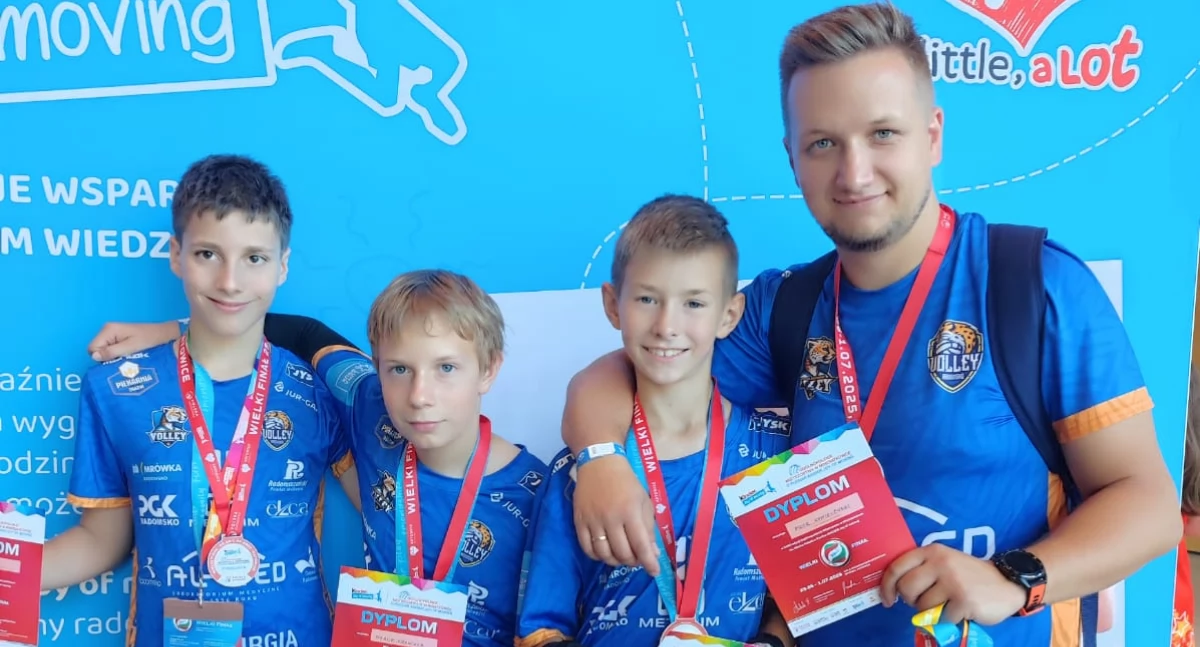 Na zdjęciu trener Piotr Chmielewski. Dzieci od prawej:  Szymon Makowski, Marcin  Krawczyk oraz Piotr Caba 