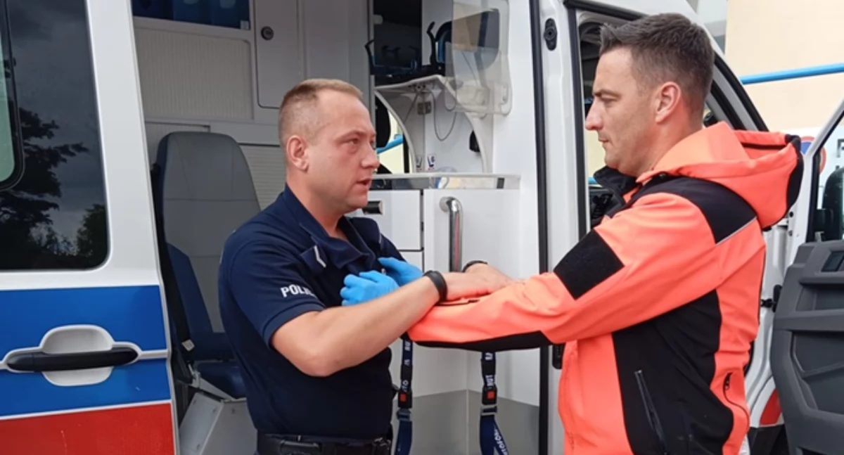 Na zdjęciu: policjant i ratownik medyczny, warsztaty 