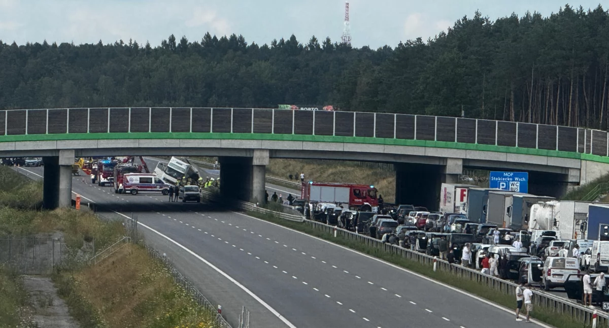 Na zdjęciu: Miejsce wypadku na A1 w gminie Ładzice, powiat radomszczański, fot. nadesłane 