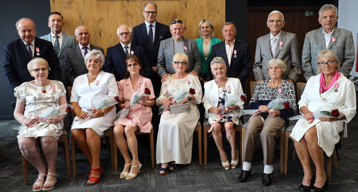Na zdjęciu: małżeństwa z długoletnim stażem nagrodzone medalem „Za Długoletnie Pożycie Małżeńskie” w towarzystwie prezydenta Jarosława Ferenca, wiceprzeowdniczącego Rady Miejskiej Pawła Pichita oraz Kierownik USC w Radomsku Małgorzata Morawskej, fot. Urząd Miasta w Radomsku