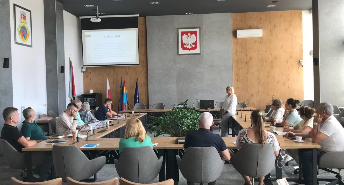 Na zdjęciu: członkowie MRDPP w Radomsku podczas drugiego posiedzenia, na którym Wioletta Gawrońska z Centrum OPUS w Łodzi odpowiadała o pracach rad